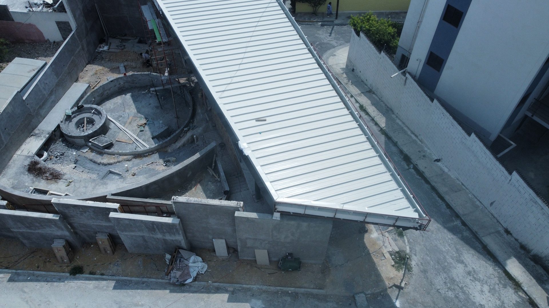 Avance de construcción de la alberca de la Casa Club