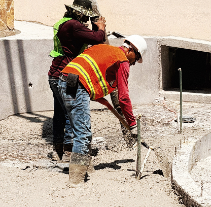 Equipo de obra trabajando en el proyecto VerdeMorada