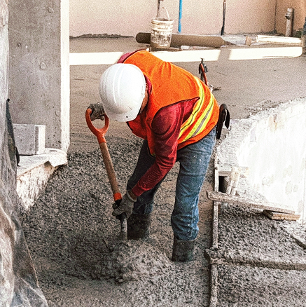 Trabajador de obra terminando un colado de concreto
