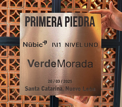 Placa conmemorativa de la primera piedra de VerdeMorada, 20/03/2025